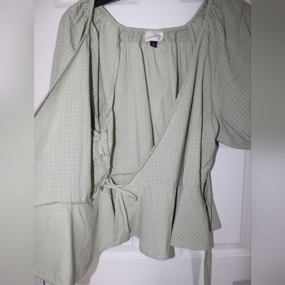 Wrap Top from Universal Thread (1X) - Picture 3 of 5